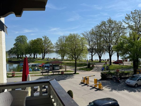 Doppel-/Zweibettzimmer mit Balkon und Seeblick