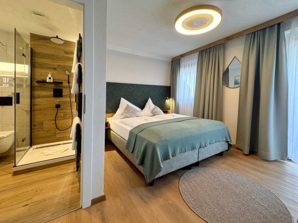 Doppelzimmer mit Queensizebett Balkon und Seeblick