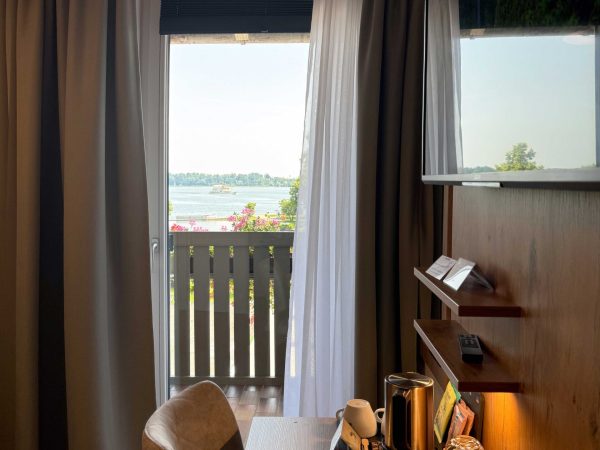 Doppelzimmer mit Queensizebett Balkon und Seeblick