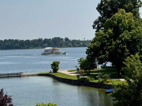 Doppelzimmer mit Queensizebett Balkon und Seeblick