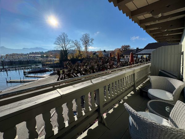 großes Doppelzimmer mit Seeblick und Balkon