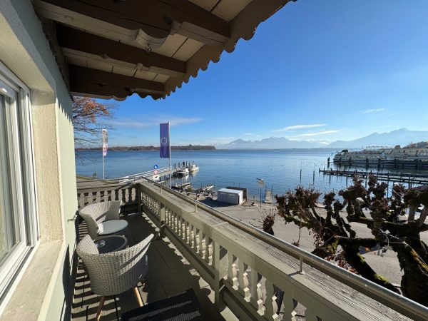 großes Doppelzimmer mit Seeblick und Balkon